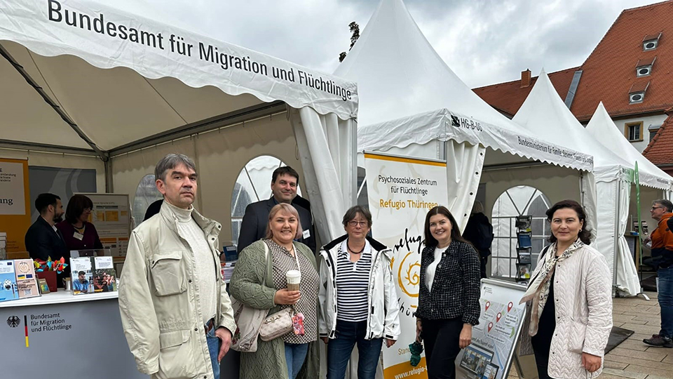 Zwei Männer und vier Frauen stehen vor einem Informationsstand (Quelle: © refugio thüringen e.V. ) Zwei Männer und vier Frauen stehen vor einem Informationsstand