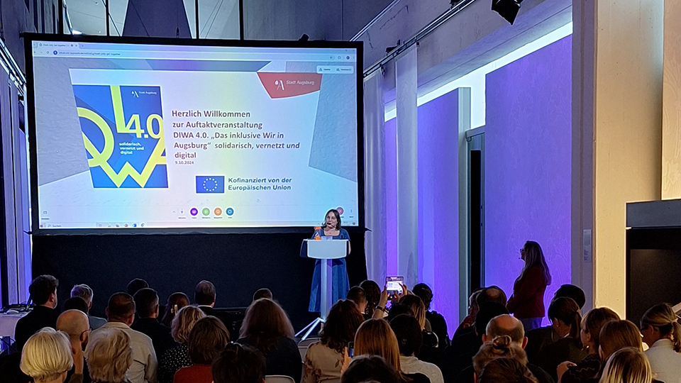 Die Bürgermeisterin spricht vor einem Publikum im Staatlichen Textil- und Industriemuseum in Augsburg. (Quelle: Stadt Augsburg) Die Bürgermeisterin spricht vor einem Publikum im Staatlichen Textil- und Industriemuseum in Augsburg.