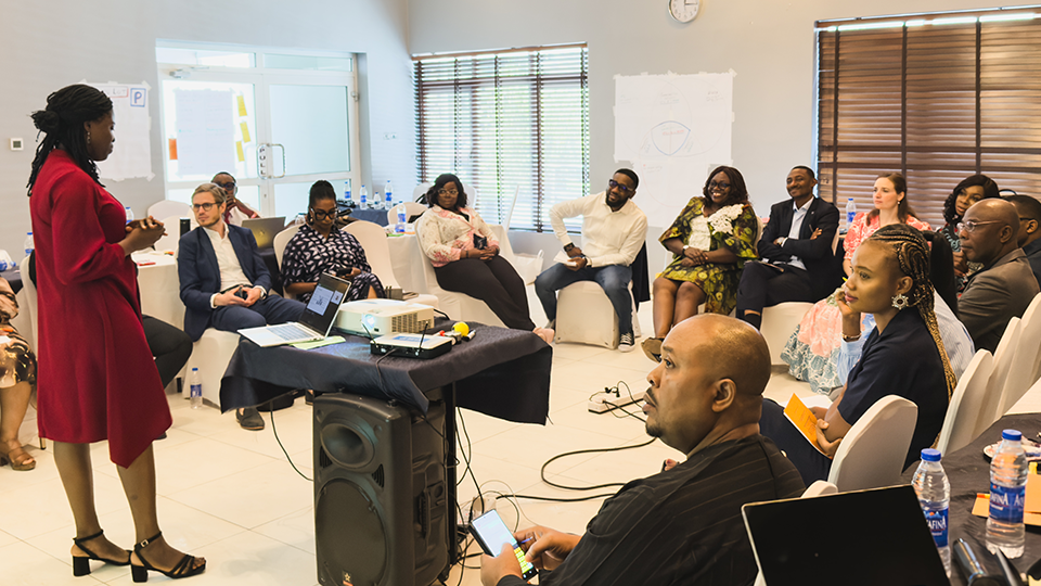 Mehrere Frauen und Männer stehen im Kreis und halten sich an den Händen. (Quelle: Social Impact gGmbH) Mehrere Frauen und Männer stehen im Kreis und halten sich an den Händen.