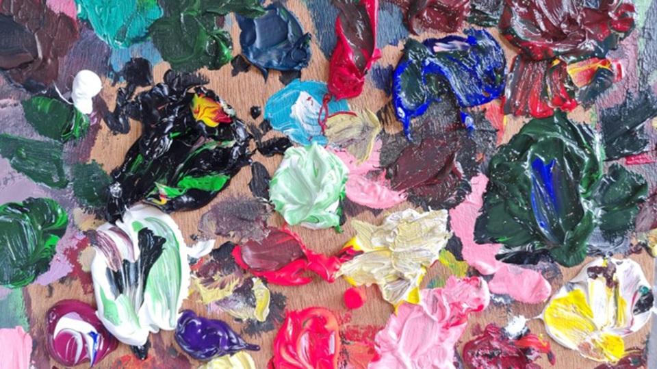 Nahaufnahme einer Malpalette mit vielen Farbtupfern (Quelle: Diözesan-Caritasverband für das Erzbistum Köln e. V.) Nahaufnahme einer Malpalette mit vielen Farbtupfern