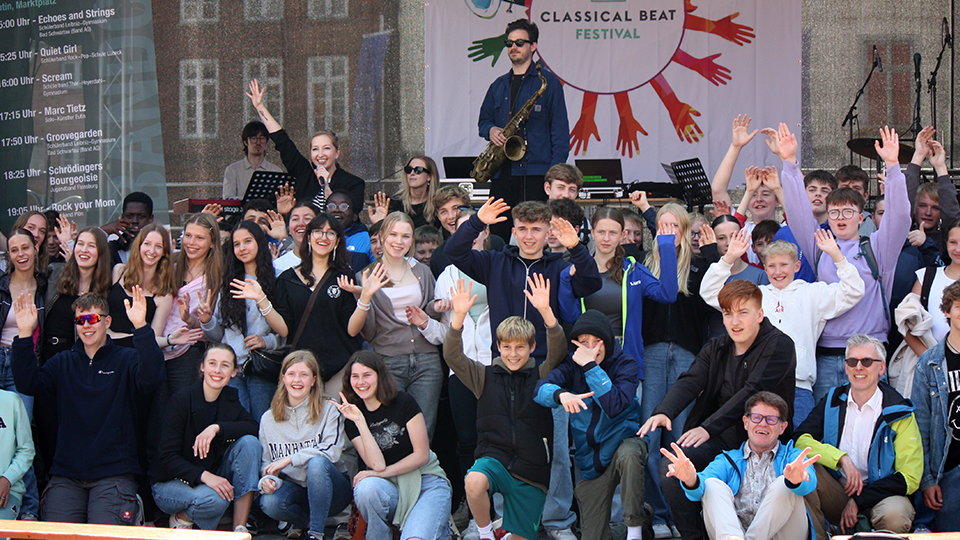 Schüler posieren auf einem Gruppenfoto bei einem Auftritt. (Quelle: Classicalbeat) Schüler posieren auf einem Gruppenfoto bei einem Auftritt.