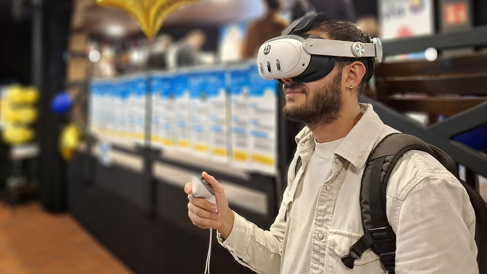 Ein Mann mit einer VR-Brille hält den Steuerknopf in seiner rechten Hand. (Quelle: Stadt Augsburg) Ein Mann mit einer VR-Brille hält den Steuerknopf in seiner rechten Hand.