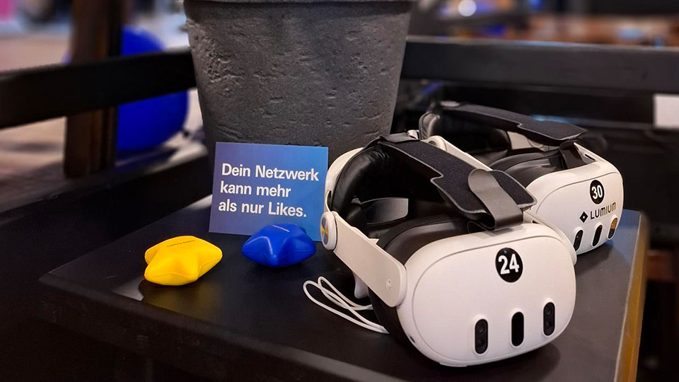 Auf einem Tisch liegen zwei VR-Brillen. Daneben steht eine Karte mit der Aufschrift: "Dein Netzwerk kann mehr als nur Likes" (Quelle: Stadt Augsburg) Auf einem Tisch liegen zwei VR-Brillen. Daneben steht eine Karte mit der Aufschrift: "Dein Netzwerk kann mehr als nur Likes"