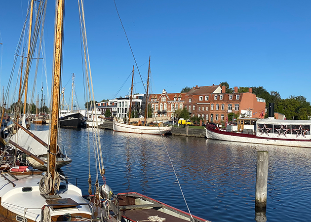 Hafen in Greifswald mit mehreren Booten im Wasser, im Hintergrund mehrere Häuser (Quelle: Kreisdiakonisches Werk Greifswald e.V.) Hafen in Greifswald mit mehreren Booten im Wasser, im Hintergrund mehrere Häuser