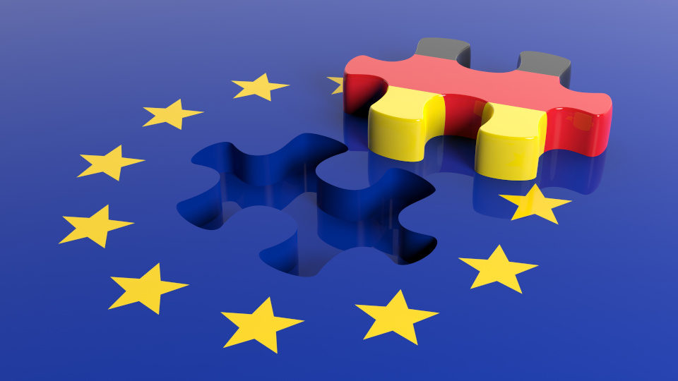 In der Mitte der gelben EU-Sterne befindet sich im blauen Hintergrund eine Lücke in Form eines Puzzle-Teils. Das passende Puzzle-Teil in Deutschlandfarben liegt oben rechts über der Lücke. (Quelle: stock.adobe.com | Rawf8) In der Mitte der gelben EU-Sterne befindet sich im blauen Hintergrund eine Lücke in Form eines Puzzle-Teils. Das passende Puzzle-Teil in Deutschlandfarben liegt oben rechts über der Lücke.