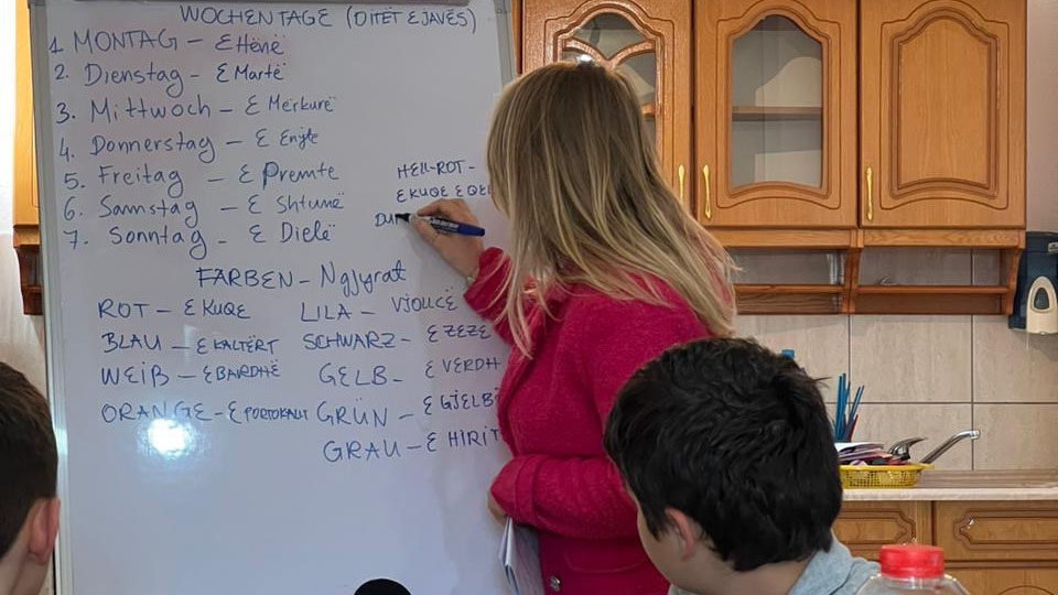 Eine Sprachlehrerin unterrichtet Kinder aus dem Kosovo (Quelle: AWO Kreisverband Nürnberg e.V.) Eine Sprachlehrerin unterrichtet Kinder aus dem Kosovo