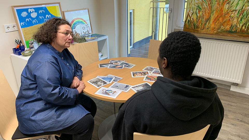 Eine Beraterin und ein Projektteilnehmer sitzen sich in einem Einzelberatungsgespräch an einem runden Tisch gegenüber. (Quelle: Diakonisches Werk Bayern e. V.) Eine Beraterin und ein Projektteilnehmer sitzen sich in einem Einzelberatungsgespräch an einem runden Tisch gegenüber.