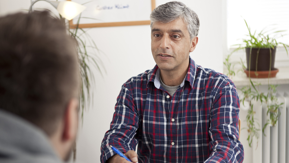 Ein Berater beim Gespräch (Quelle: © IfF Refugio-München e.V.) Ein Berater beim Gespräch